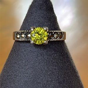 Signed sterling silver ring with green/yellow stone size 8.5 usa